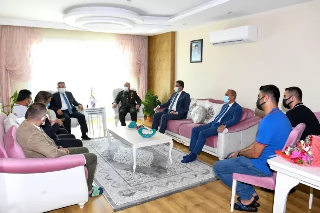 Vali ve emniyet müdürü şehit yakınlarını unutmadı
