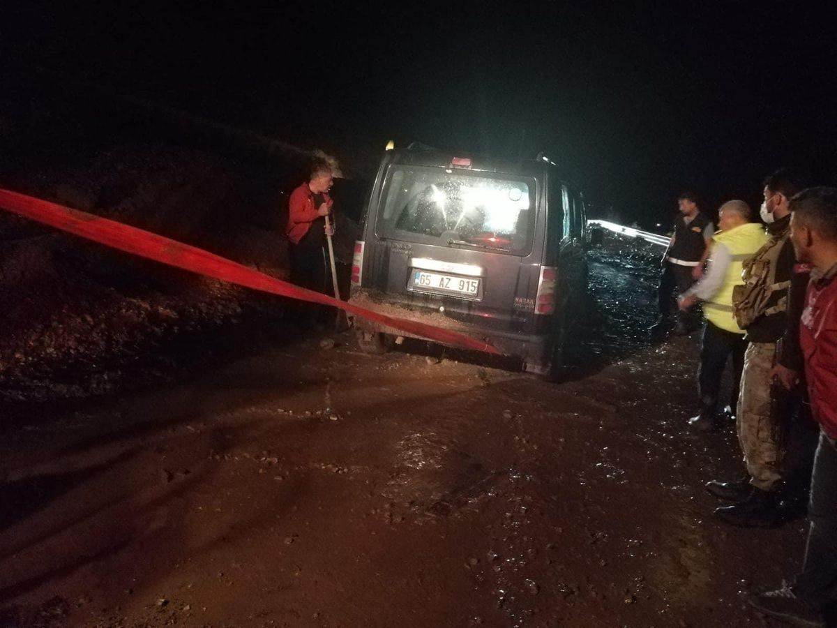 Van\'da heyelana kapılan araçtaki 2 kişi ekiplerce kurtarıldı