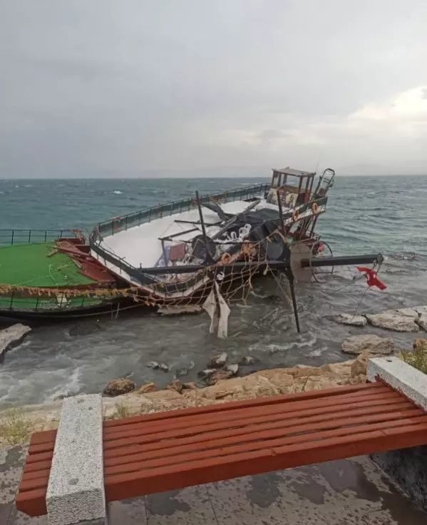 Son dakika haberi! Van Gölü'nde gezi teknesi karaya oturdu, yolcular halatlarla kurtarıldı