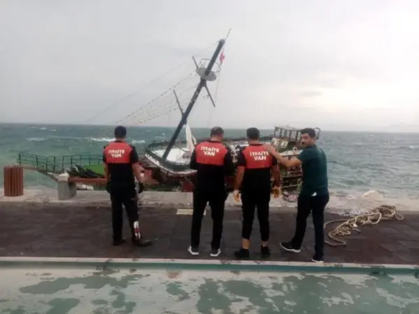 Son dakika haberi! Van Gölü'nde gezi teknesi karaya oturdu, yolcular halatlarla kurtarıldı