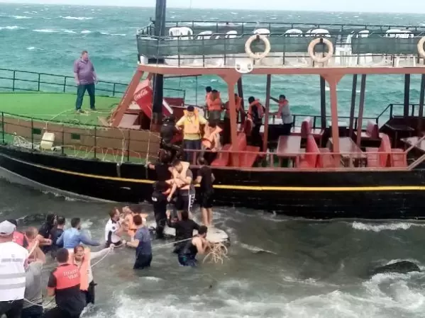 Son dakika haberi! Van Gölü'nde gezi teknesi karaya oturdu, yolcular halatlarla kurtarıldı