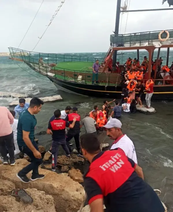 Son dakika haberi! Van Gölü'nde gezi teknesi karaya oturdu, yolcular halatlarla kurtarıldı