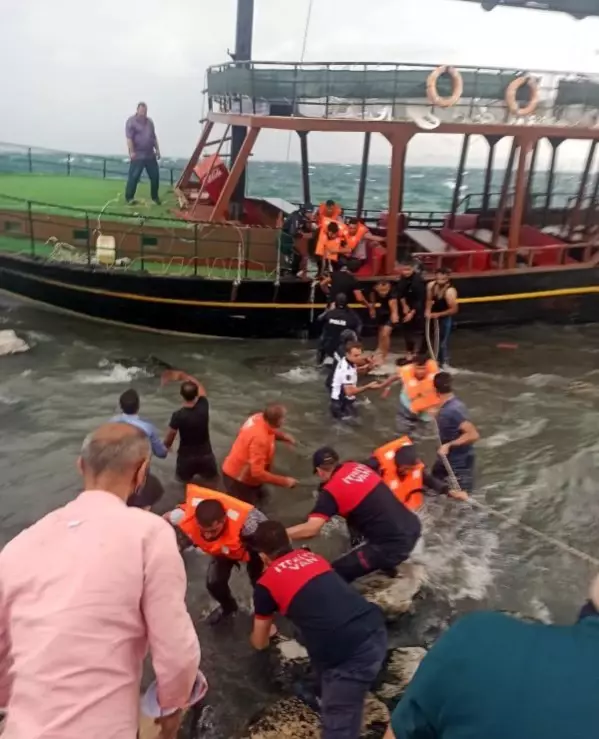 Son dakika haberi! Van Gölü'nde gezi teknesi karaya oturdu, yolcular halatlarla kurtarıldı