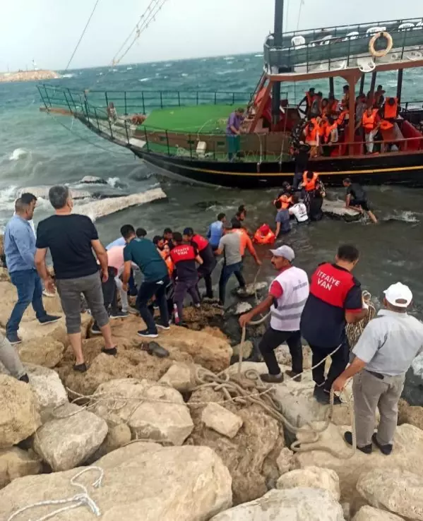 Son dakika haberi! Van Gölü'nde gezi teknesi karaya oturdu, yolcular halatlarla kurtarıldı