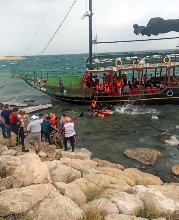 Son dakika haberi! Van Gölü'nde gezi teknesi karaya oturdu, yolcular halatlarla kurtarıldı