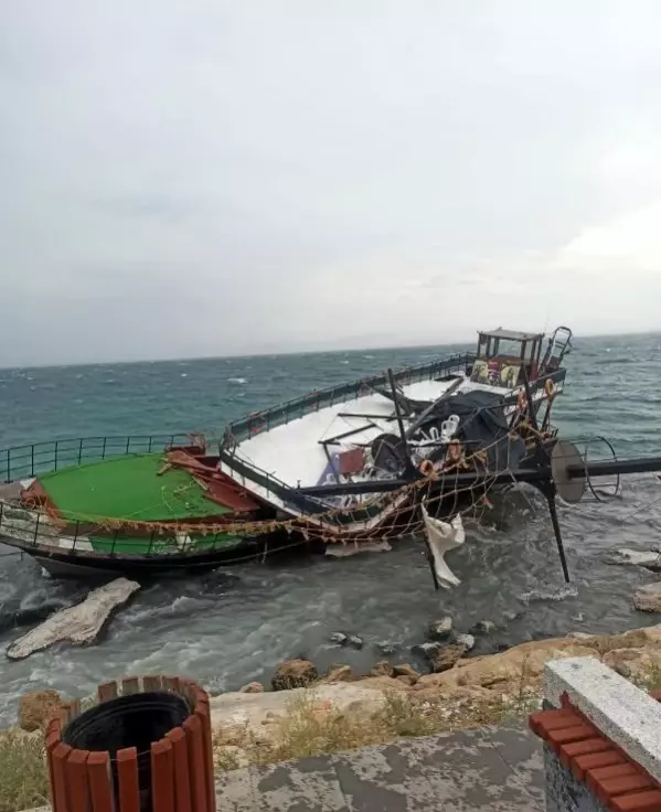 Son dakika haberi! Van Gölü'nde gezi teknesi karaya oturdu, yolcular halatlarla kurtarıldı