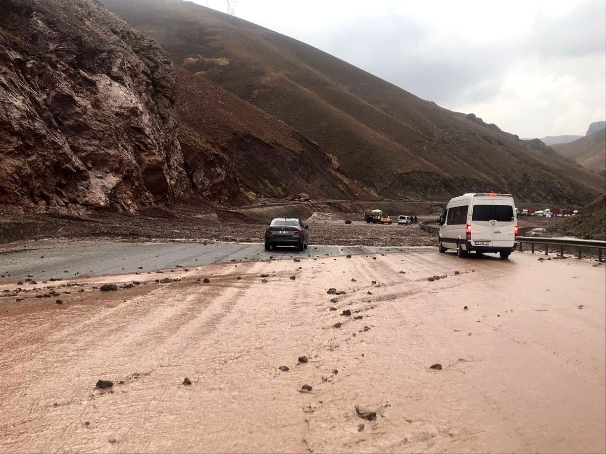 Van-Hakkari karayolunda heyelan