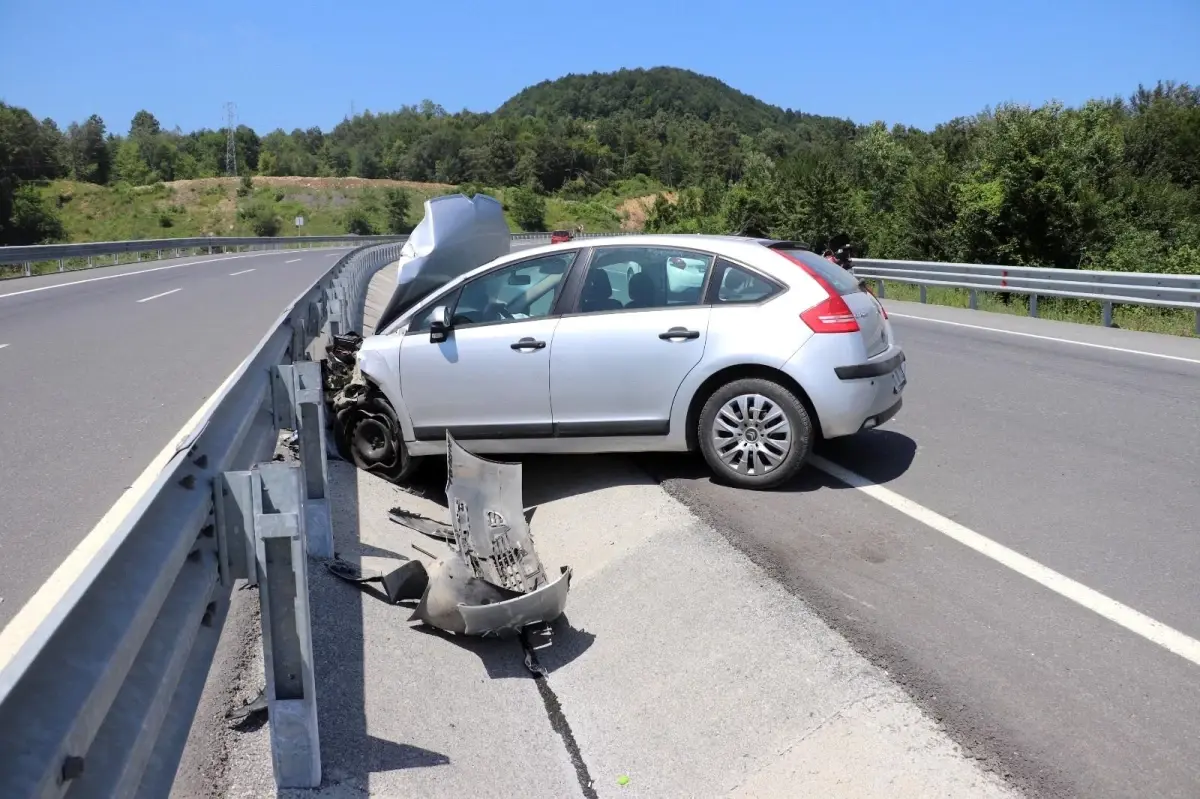 Yoldan çıkan otomobil bariyerlere çarptı: 4 yaralı