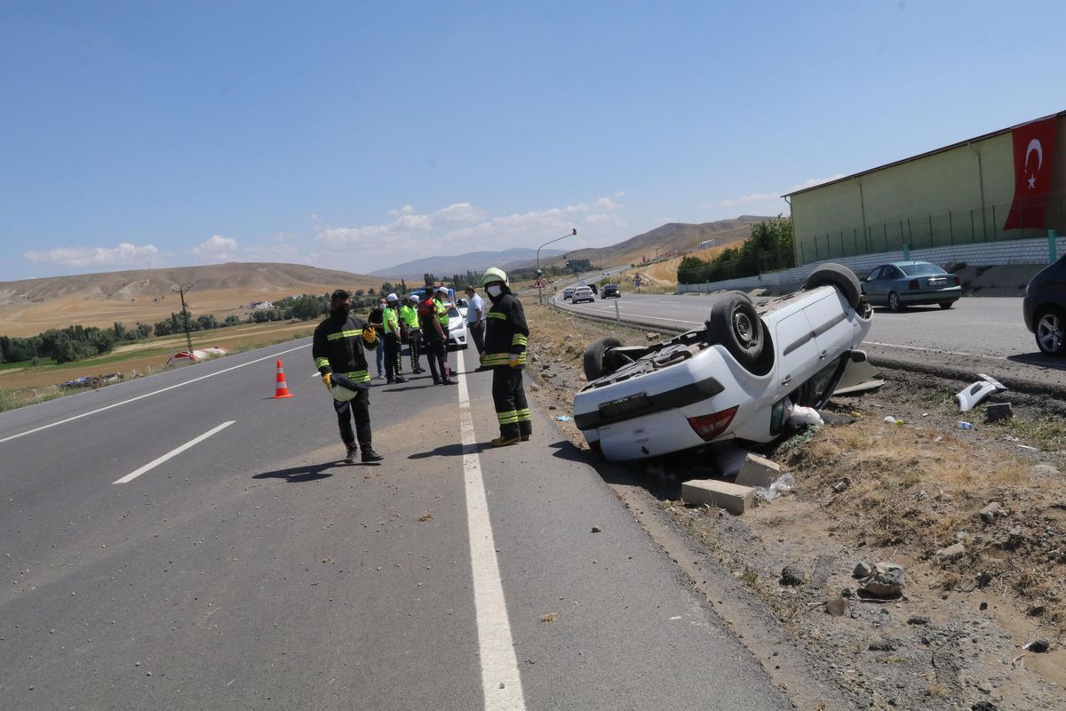 Yozgat\'ta otomobil devrildi: 2 yaralı