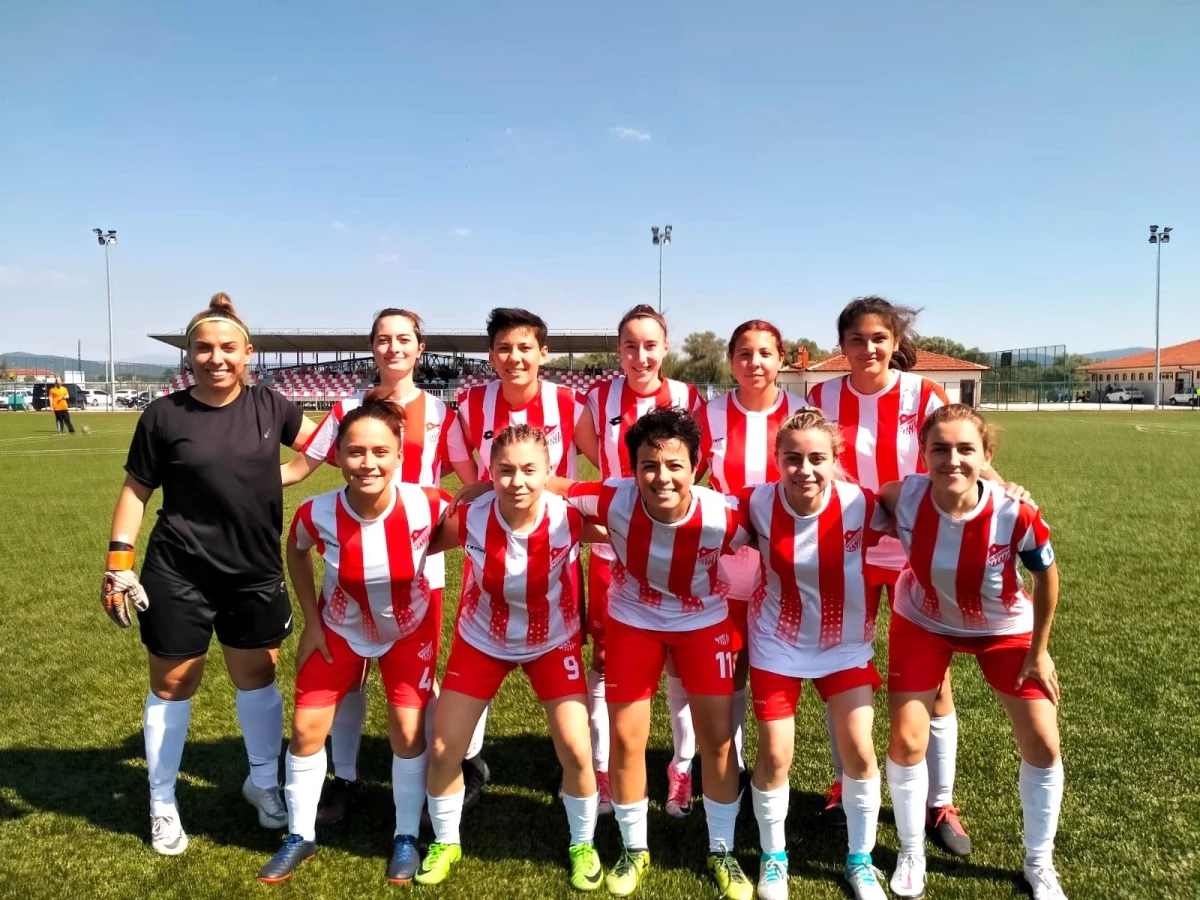 15 Temmuz Bayanlar Futbol Turnuvası\'nın şampiyonu Bilecikspor oldu