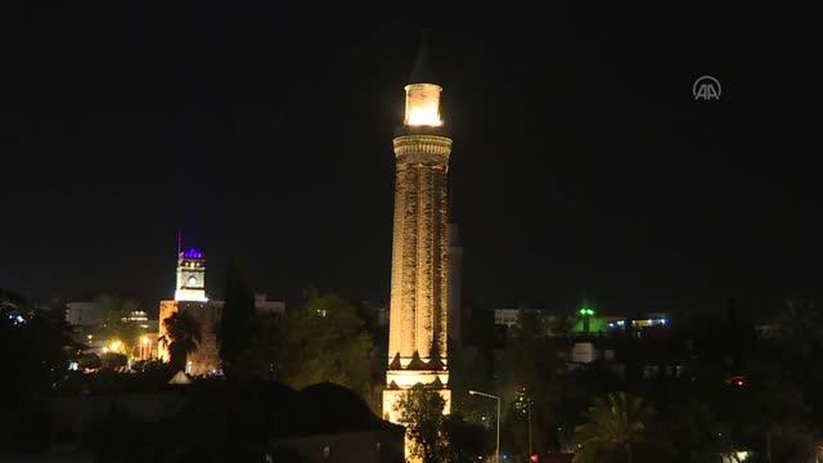 Son dakika gündem: 15 Temmuz\'un 5. yıl dönümünde Tarihi Yivli Cami\'nde sela okundu