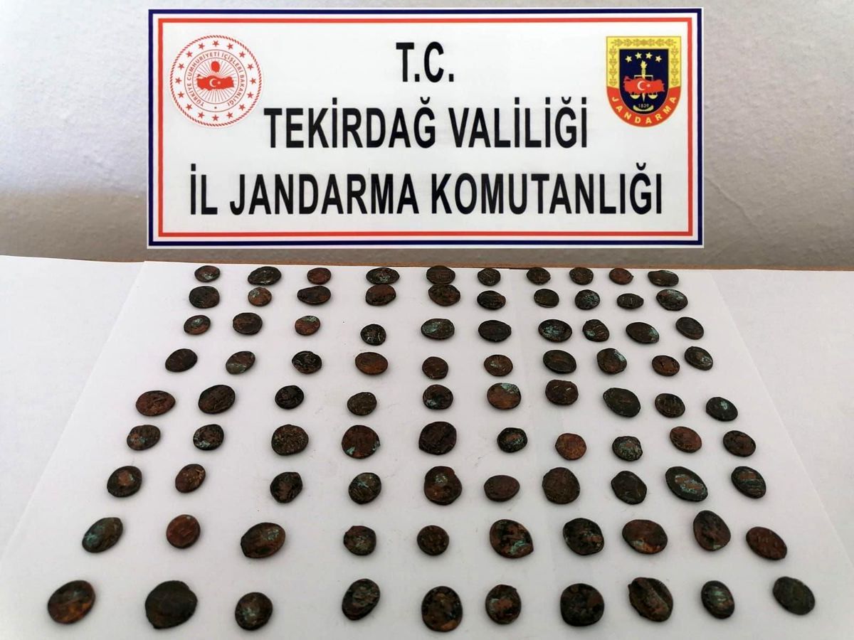 90 sikke ve 1 kilo esrar yakalandı