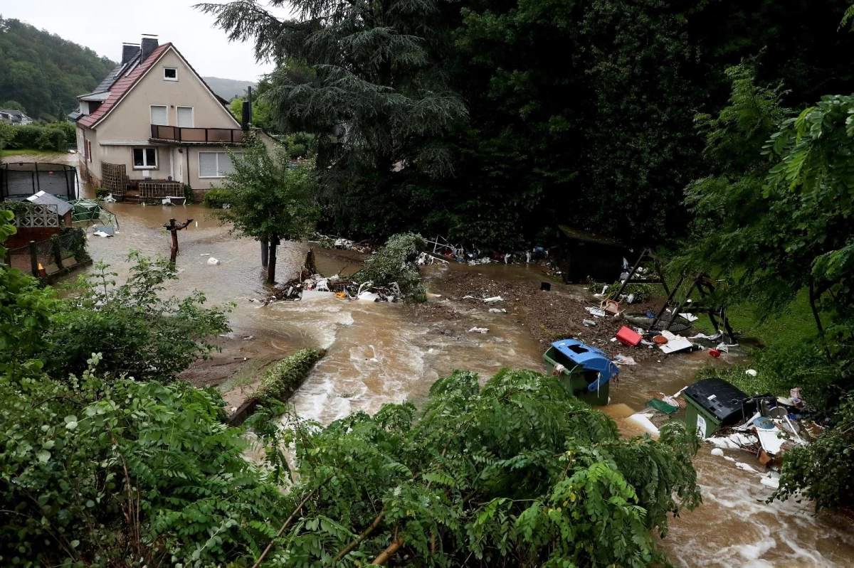 Almanya\'da şiddetli yağışların yol açtığı sel felaketinde hayatını kaybedenlerin sayısı 93\'e yükseldi.