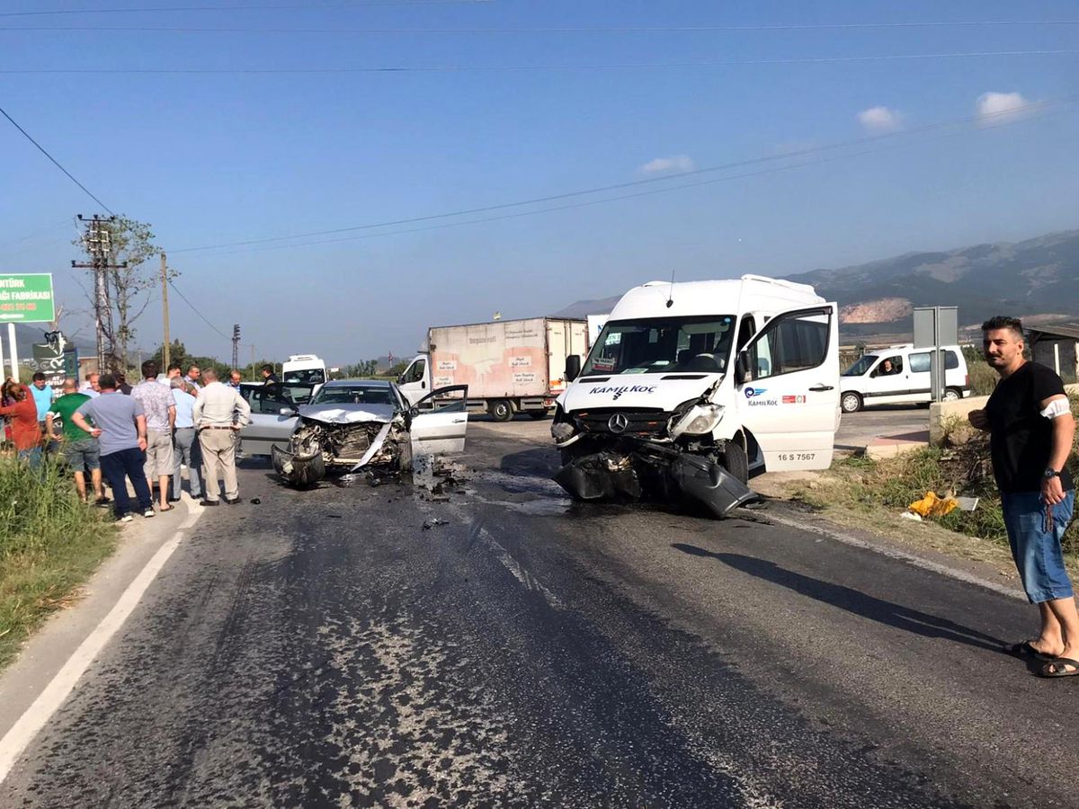 Araçlar hurdaya döndü, anne kız yaralandı