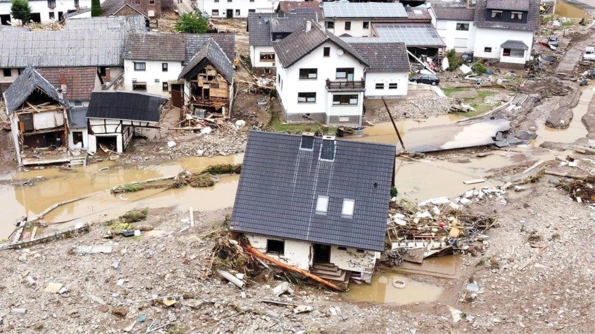Şiddetli yağışlar Avrupa\'da hayatı olumsuz etkiliyor: Almanya ve Belçika\'da çok sayıda can kaybı var