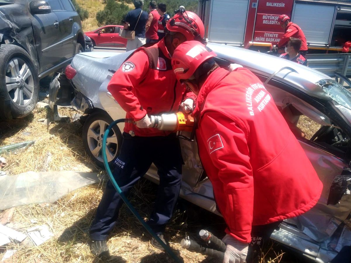Son dakika: Balıkesir\'de trafik kazası biri ağır altı yaralı