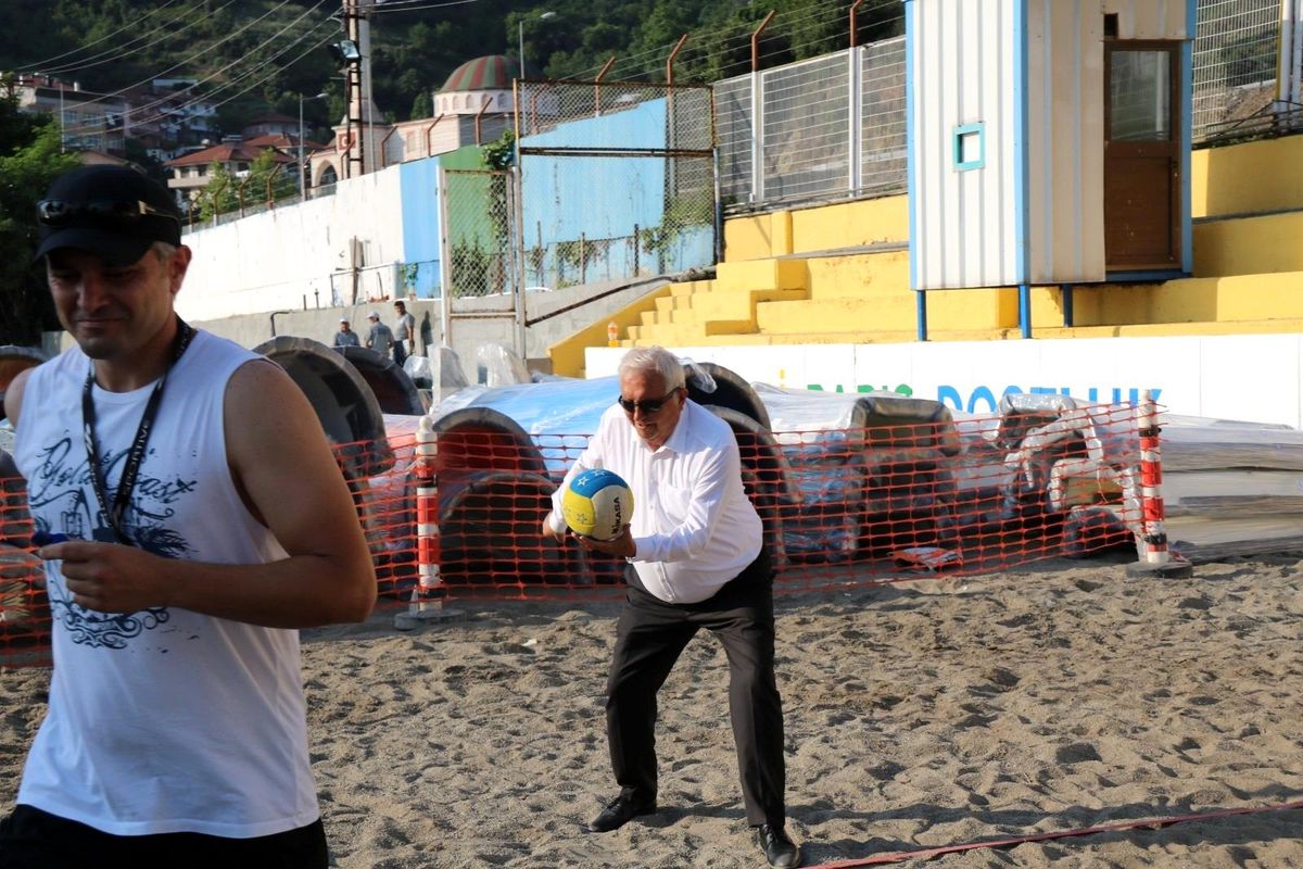 Barış Plajı\'nda deniz voleybolu start aldı