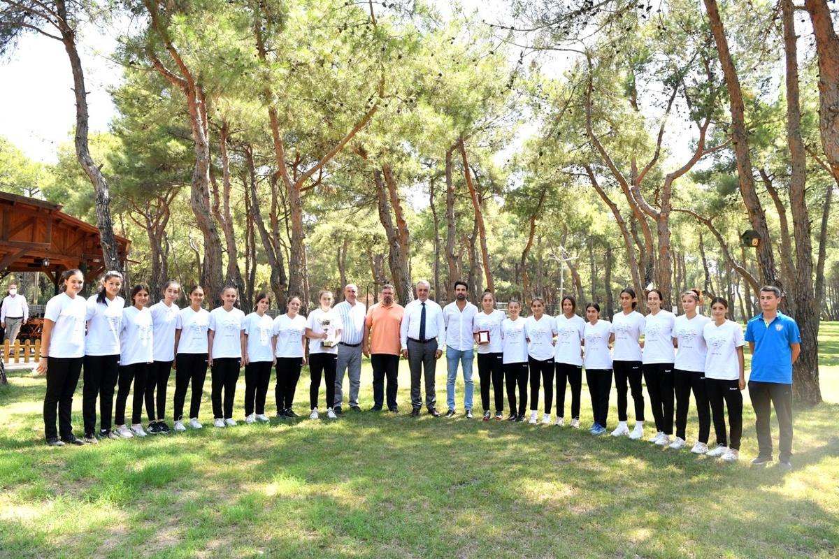 Başkan Esen, şampiyon hentbol takımıyla bir araya geldi