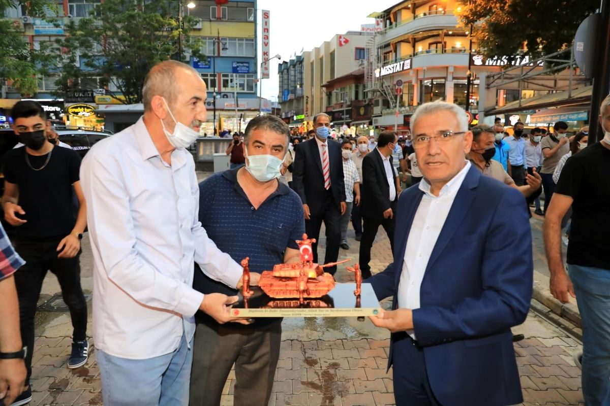 Başkan Güder\'e anlamlı hediye