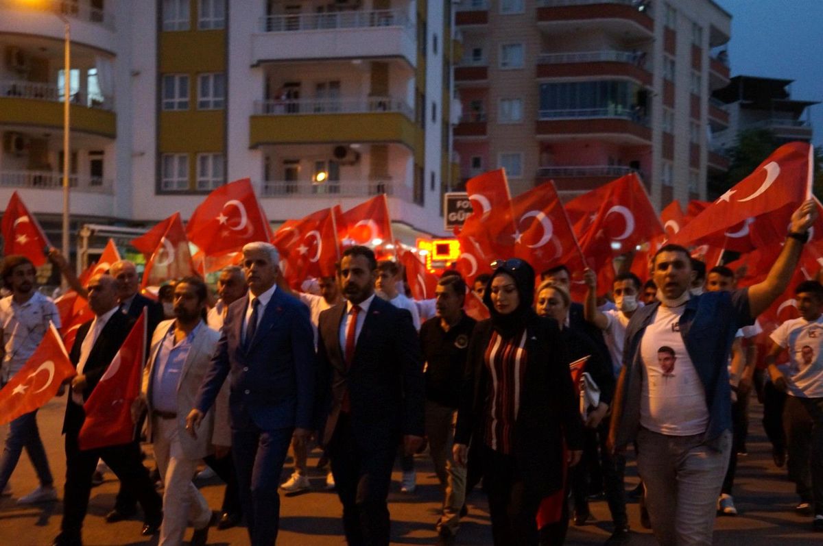Son dakika haberi... Batman\'da 15 Temmuz şehitleri anısına 251 şehidin ismi yazılı özel tişört ile etkinlik