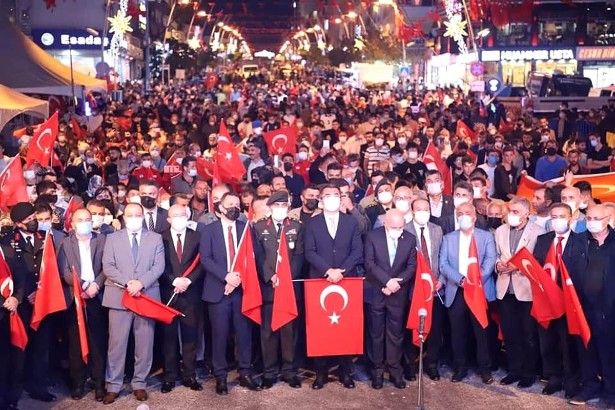 Binlerce kişi, Türk bayraklarıyla demokrasi nöbeti tuttu