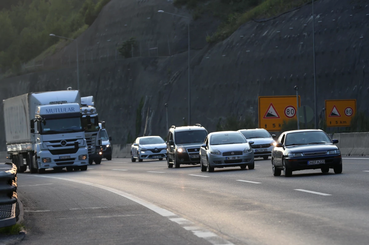 Bolu Dağı\'nda akıcı trafik yoğunluğu yaşanıyor