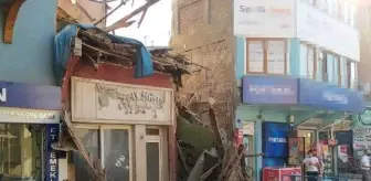 Bursa'da cadde üzerindeki 2 katlı metruk bina yıkıldı