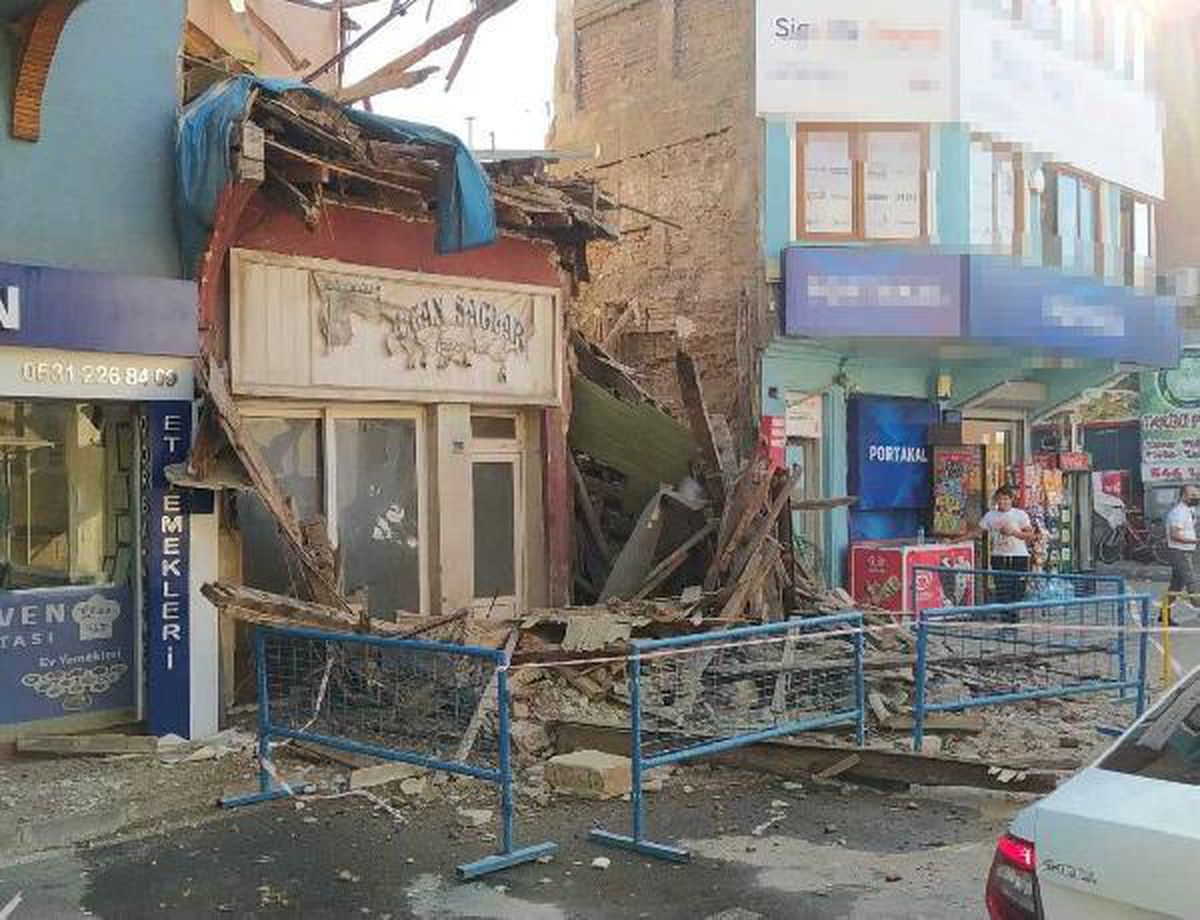 Bursa\'da cadde üzerindeki 2 katlı metruk bina yıkıldı