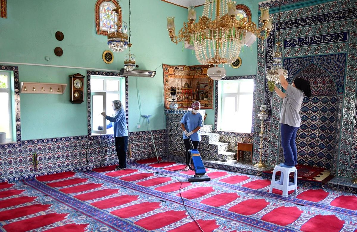 Camilerde bayram temizliği
