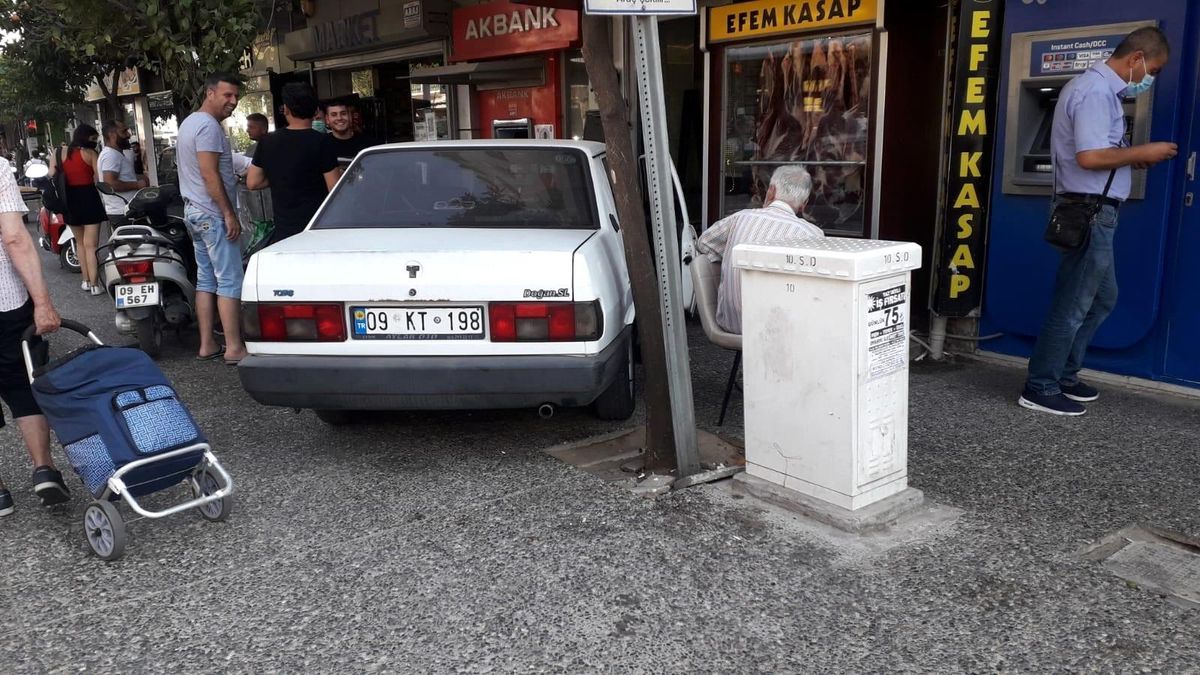Direksiyon hakimiyetini kaybedince kaldırıma çıktı