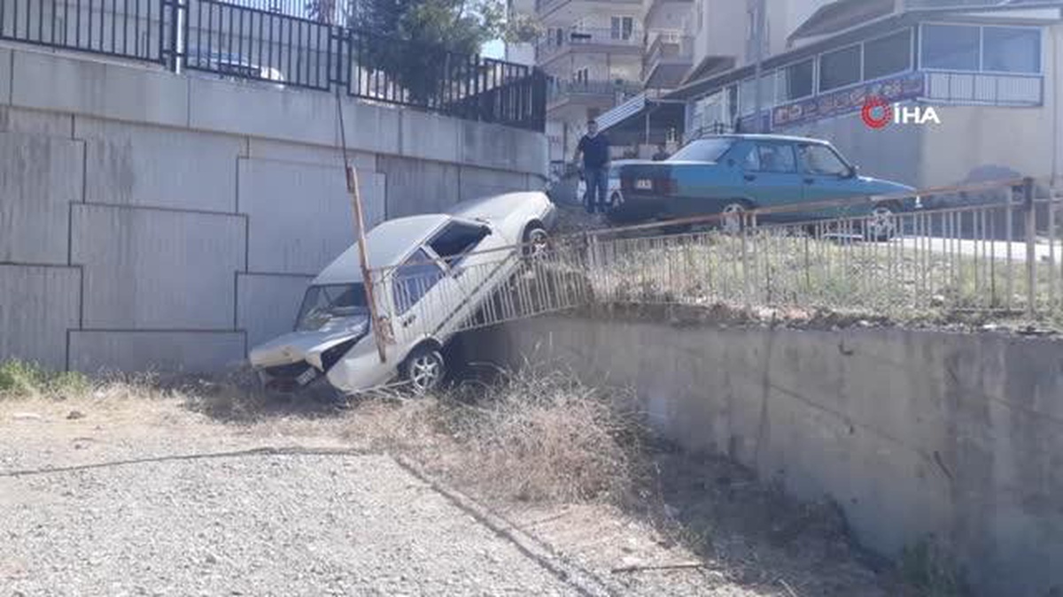 El freni çekilmeyen otomobil başka bir otomobile çarpıp 5 metre yüksekten aşağı düştü
