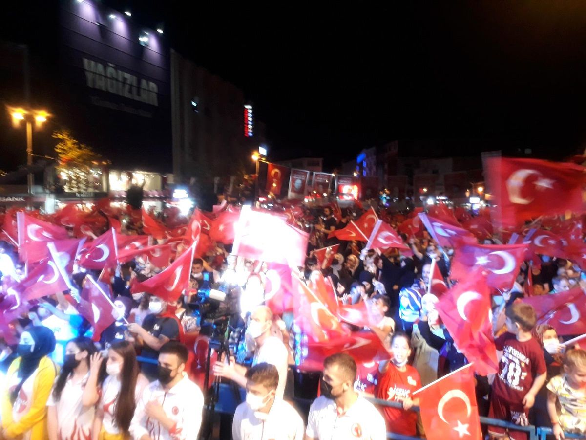 Esenler\'de 15 Temmuz nöbeti