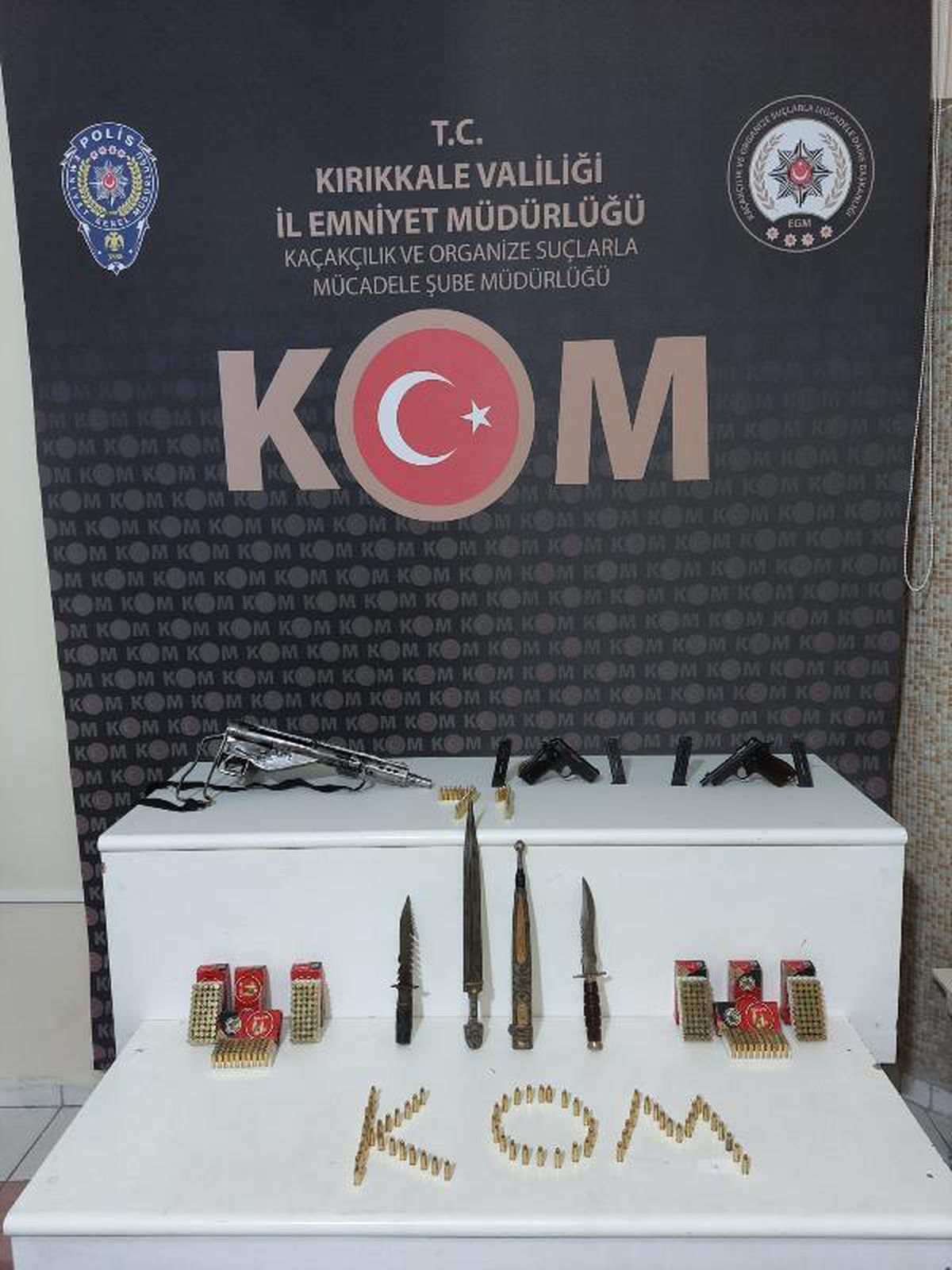 Son dakika haber! Evinde ruhsatsız silah ve kasaturalar bulunan şüpheli tutuklandı