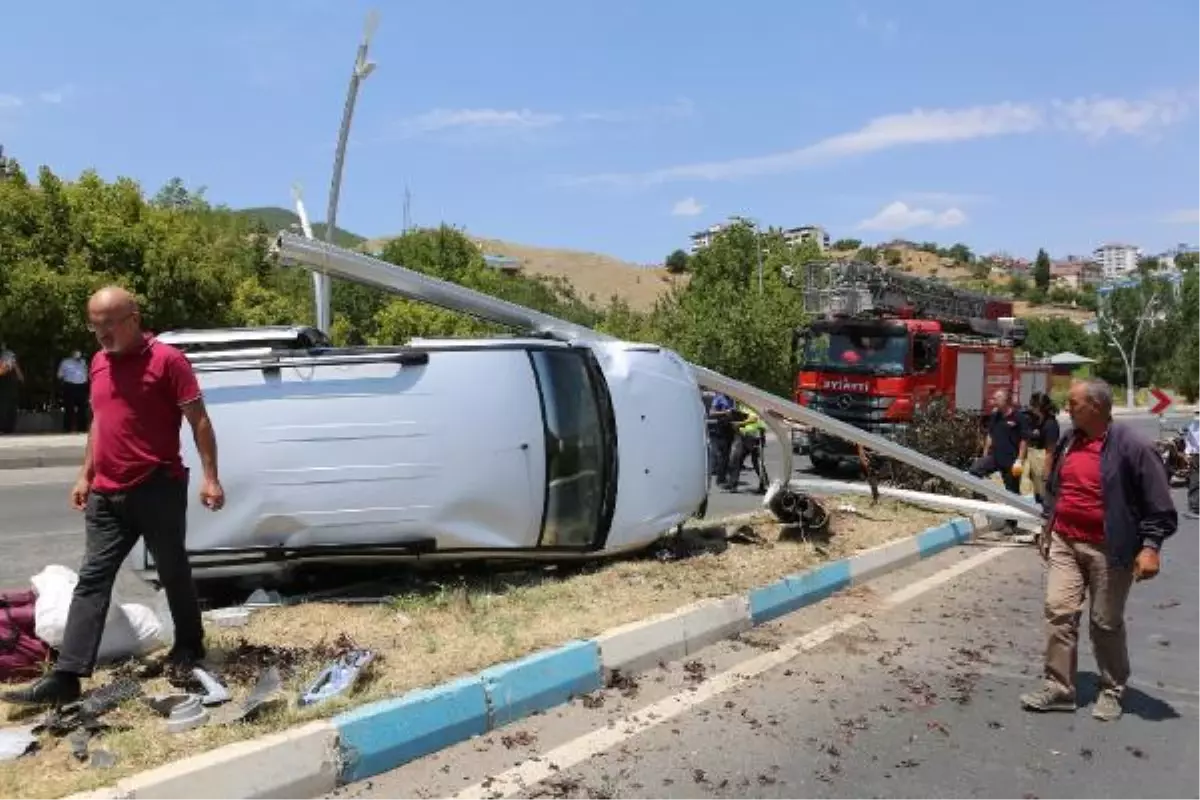 HAFİF TİCARİ ARAÇ, AYDINLATMA DİREĞİNE ÇARPTI: 4 YARALI