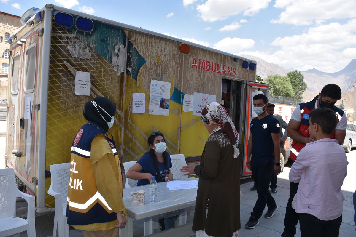 Hakkari\'de sağlık ekiplerinin seferberliğiyle Kovid-19 aşısı olanların sayısı 5 kat arttı
