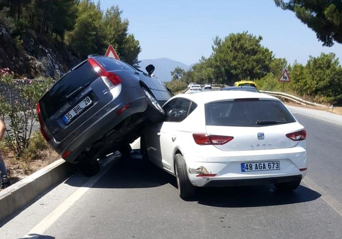 İlginç kaza maddi hasarla atlatıldı