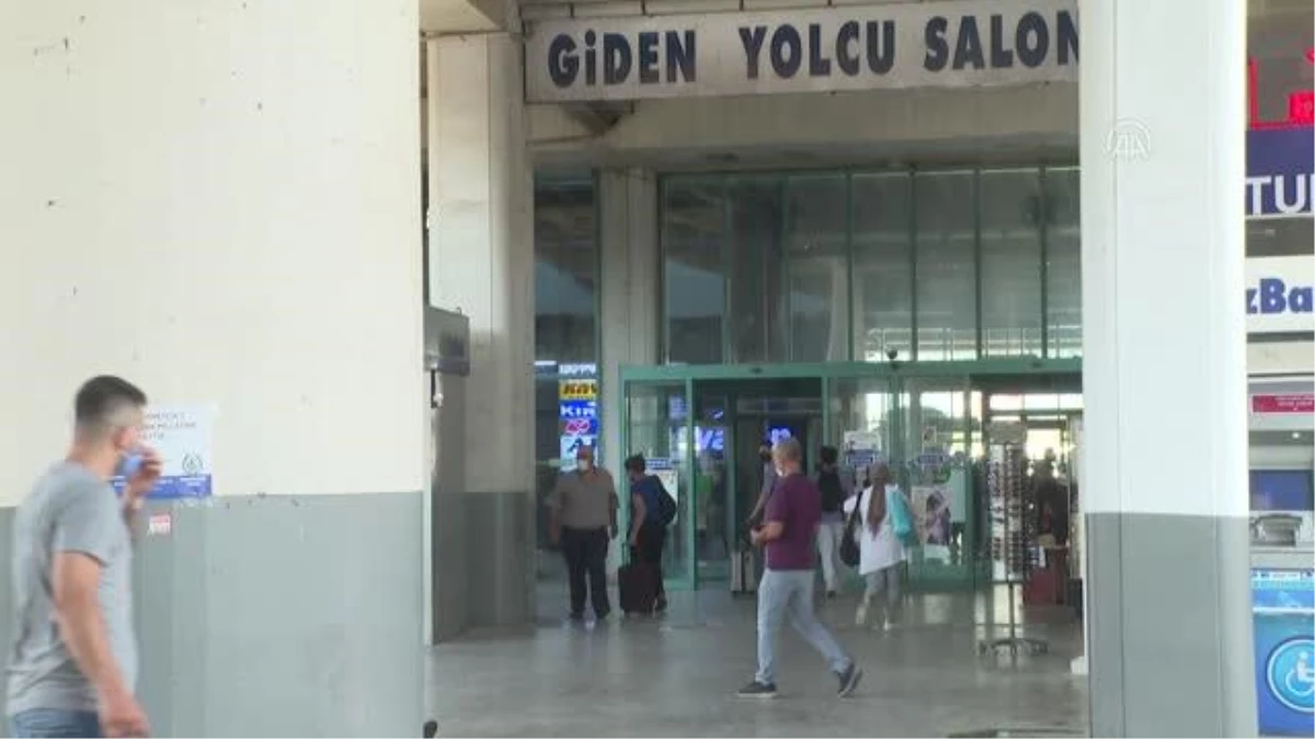 İzmir Şehirlerarası Otobüs Terminalinde bayram öncesi yoğunluk