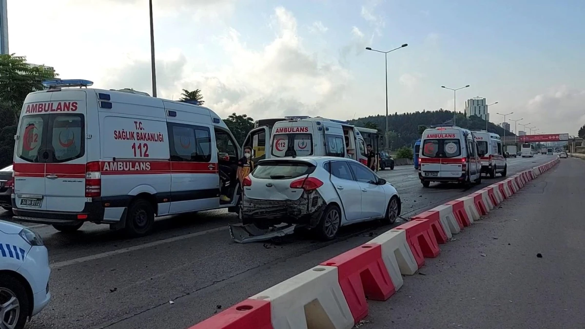 Kadıköy\'de alkollü sürücü dehşeti: Art arda 3 araca çarparak durabildi