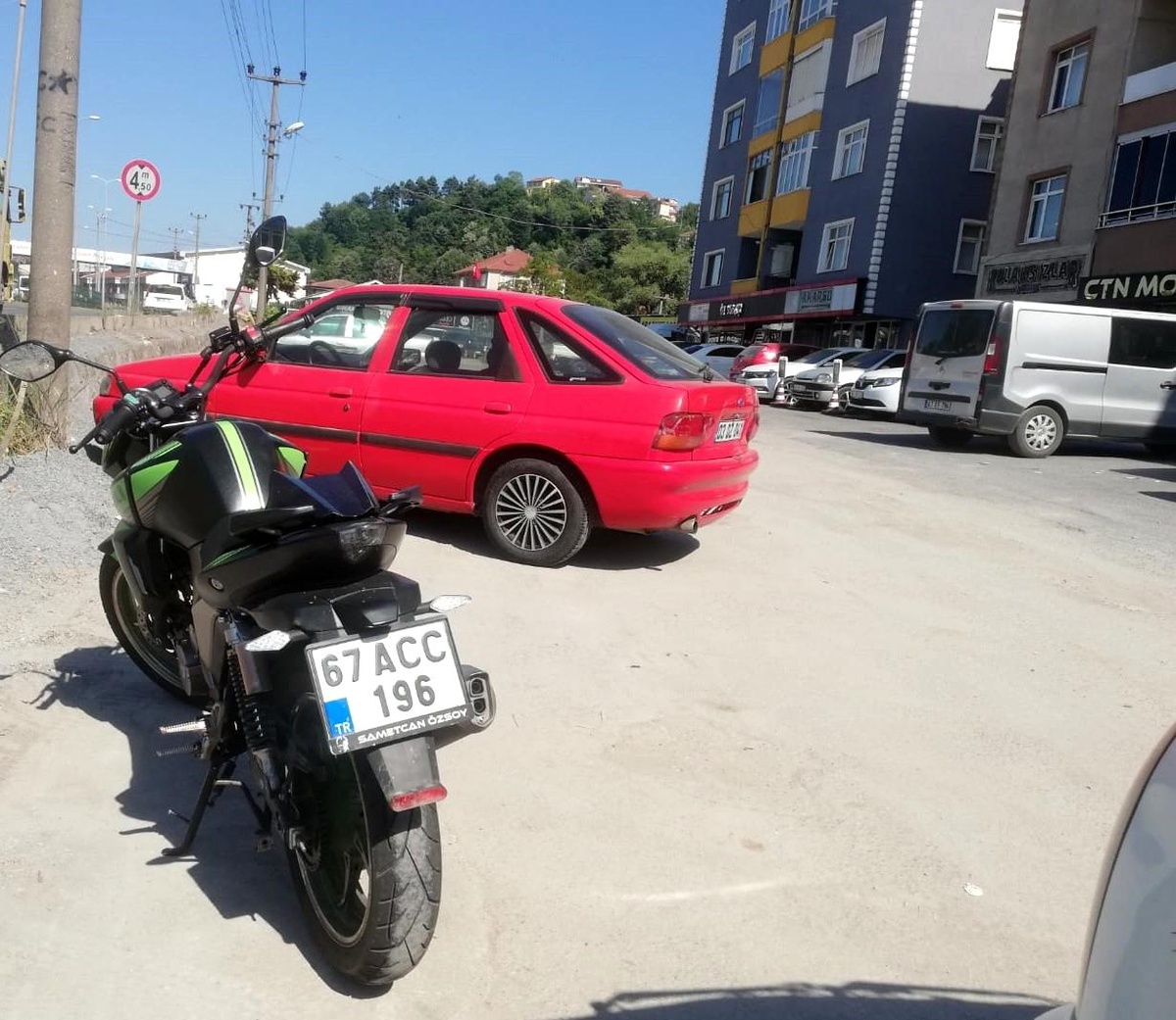 Kamyonete çarpan motosiklet sürücüsü yaralandı