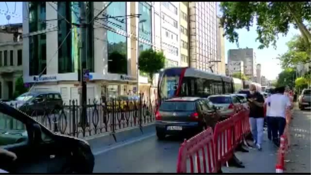 Karaköy\'de tramvayın çarptığı taksi şoförü yaralandı