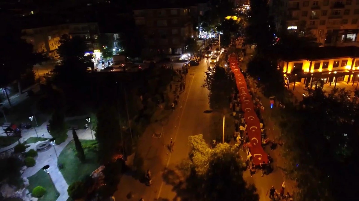 Kırıkkale\'de 71 metrelik dev Türk bayrağı ile "demokrasi yürüyüşü"