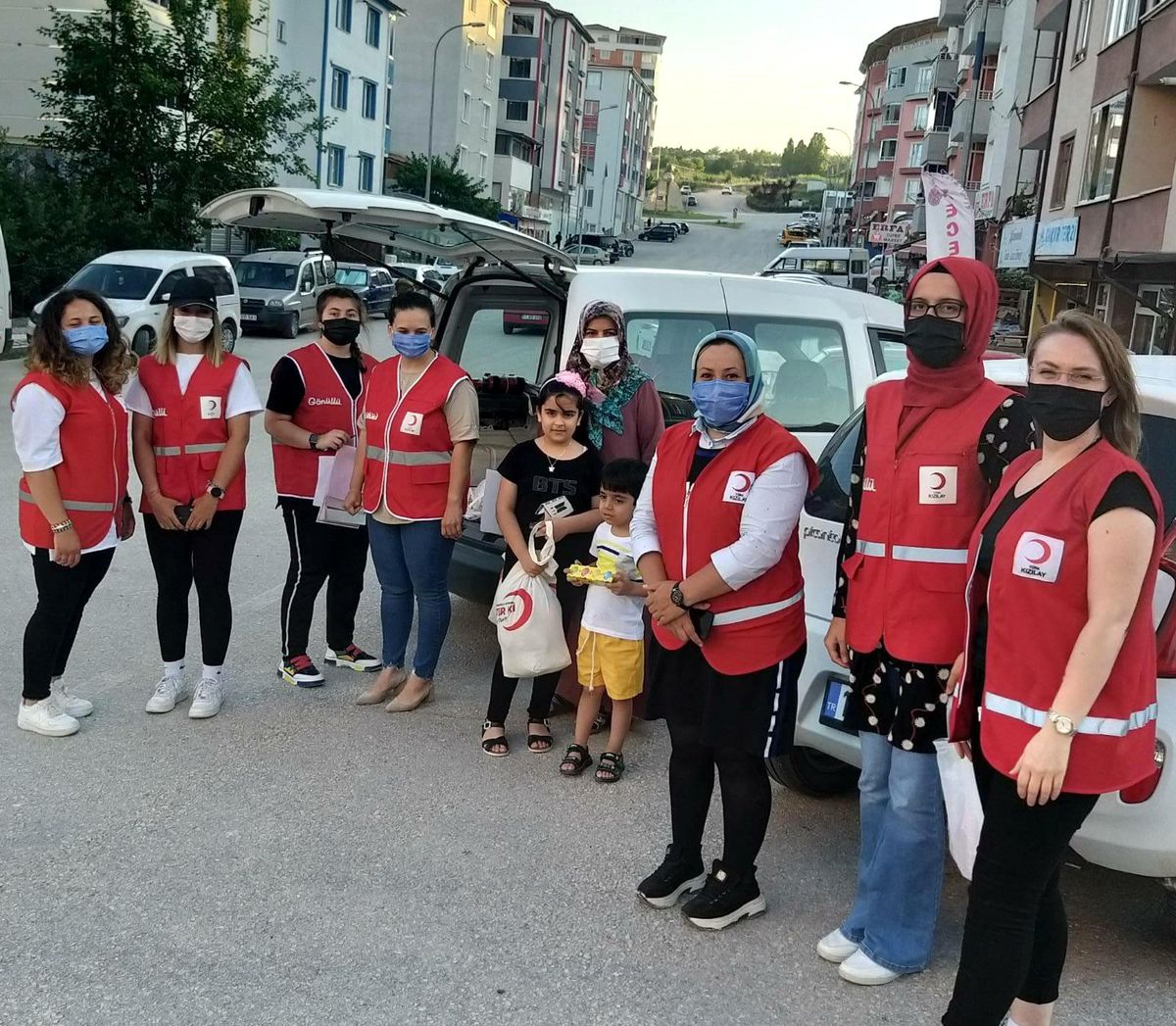 Kızılay\'dan çocuklara bayram hediyeleri