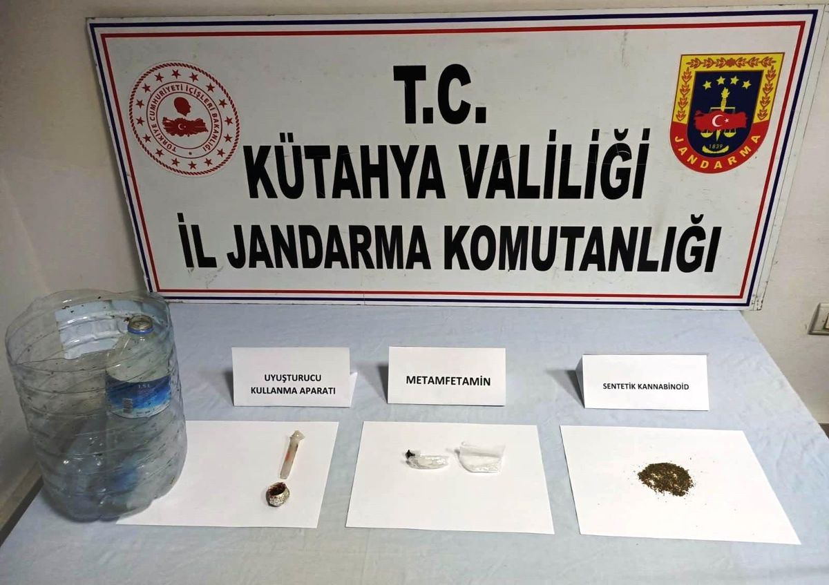 Kütahya\'da araç içerisinde uyuşturucu kullanan 2 kişi gözaltına alındı