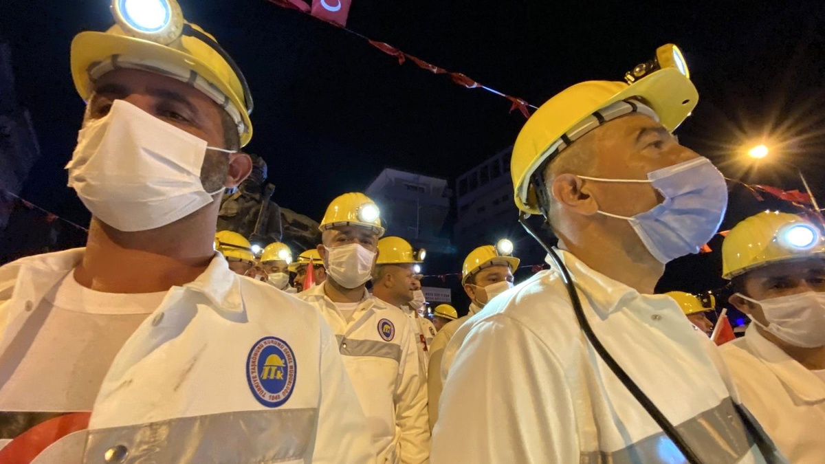 Madenciler Zonguldak\'ta Demokrasi Nöbeti tuttu