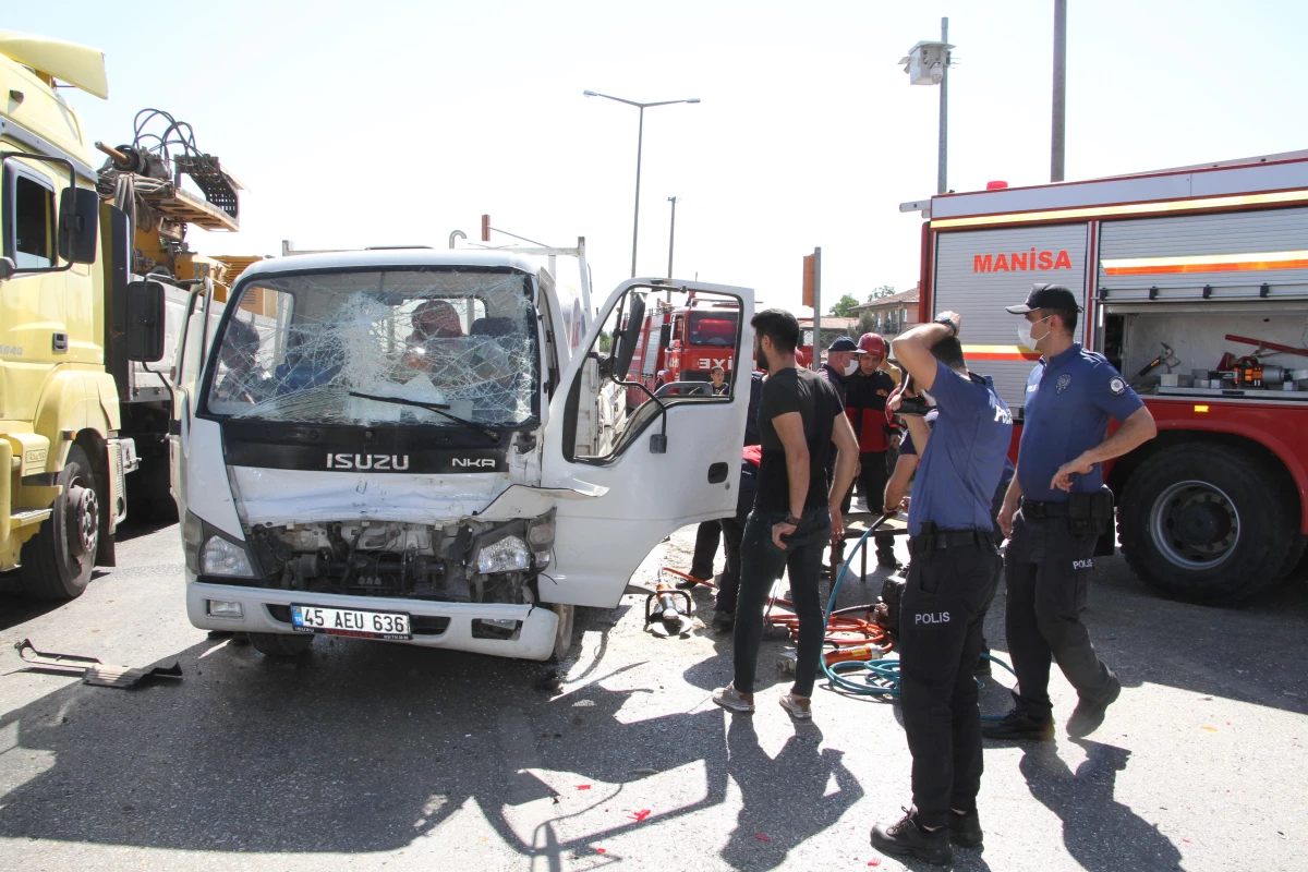 Manisa\'da 2 kamyonet ve 1 tırın çarpıştığı kazada 3 kişi yaralandı
