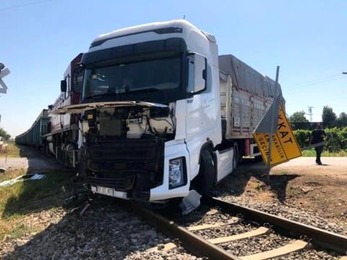 Manisa\'da tren tıra çarptı, kimsenin burnu kanamadı