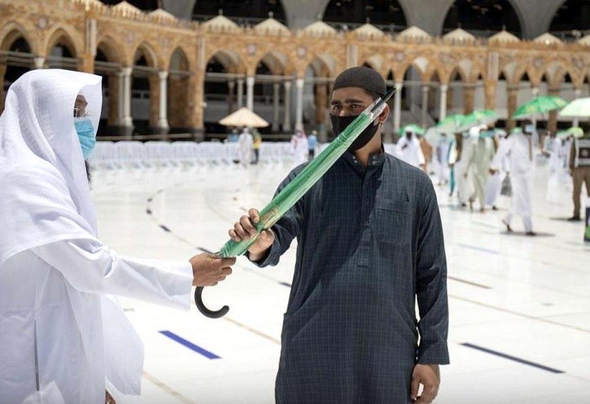 Mescid-i Haram\'da ibadet edenlere ve işçilere 12 bin şemsiye dağıtıldı