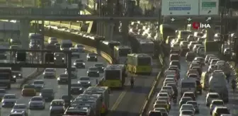 Metrobüs yayaya çarptı: 1'i metrobüs içinde olmak üzere 2 yaralı