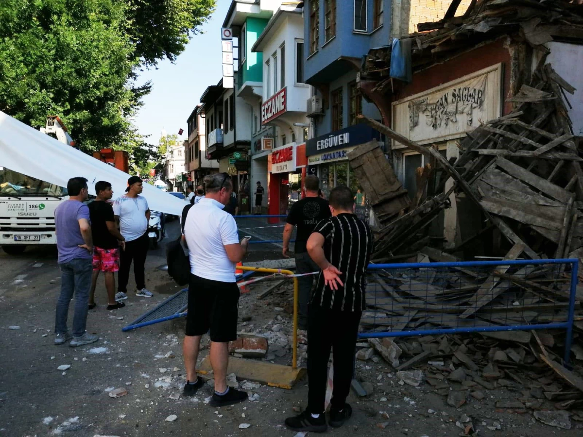 Mudanya\'da kullanılmayan ahşap bina çöktü
