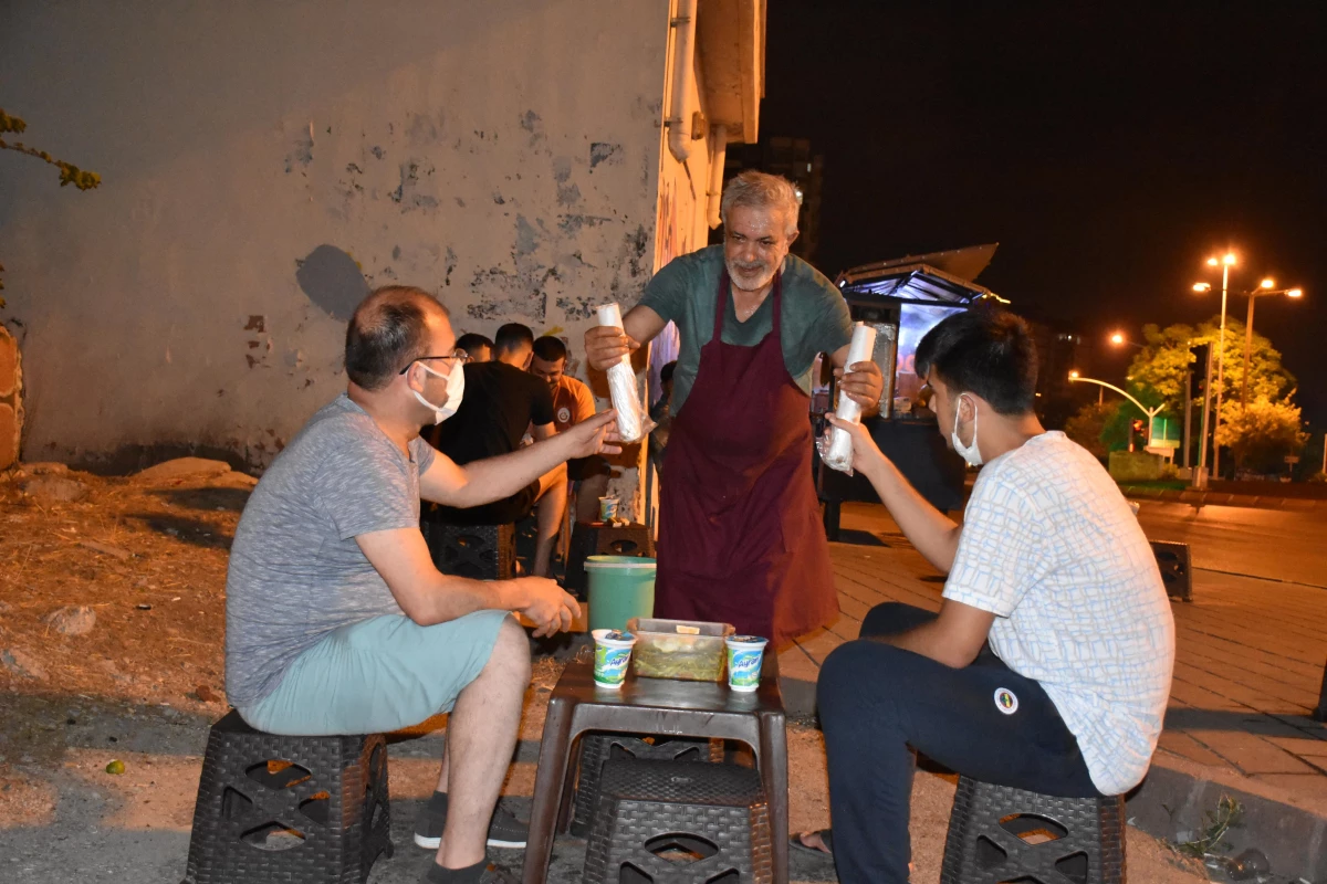 Mustafa usta yarım asırdır sadece geceleri döner satıyor